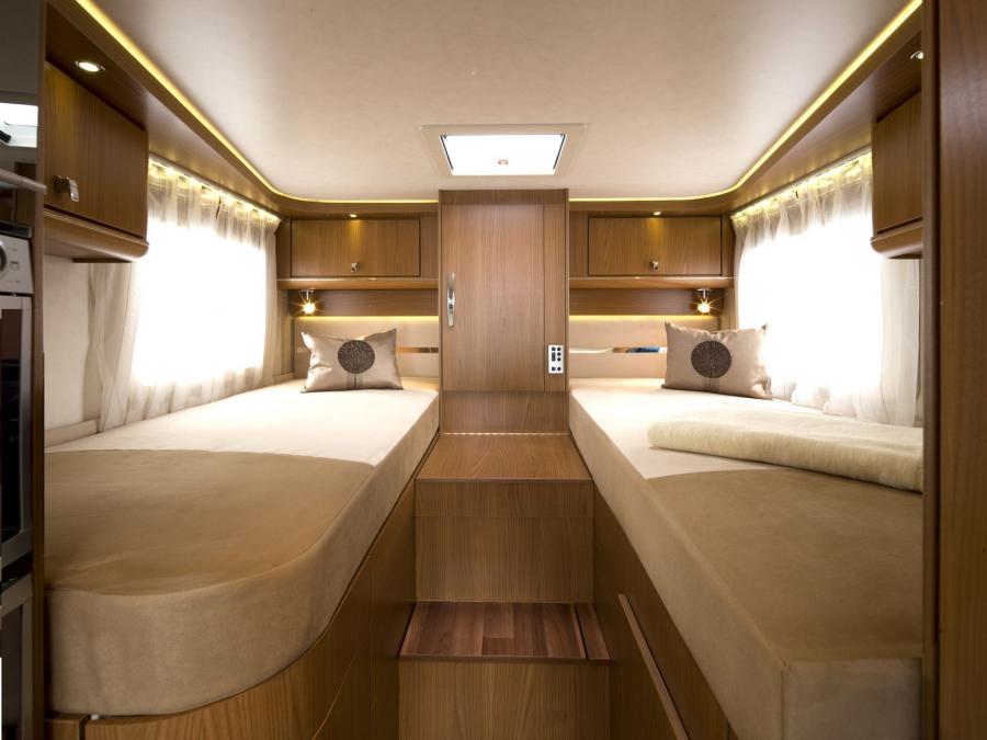 Интерьер Hymer Tramp 674 SL Star Edition 2009 года  (фото 2 из 7)